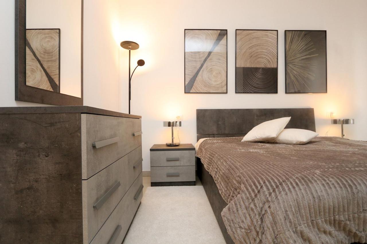 Comfy Living! Renovated 2 At Ambra Apartments-lift-secure Parking-great Area! *